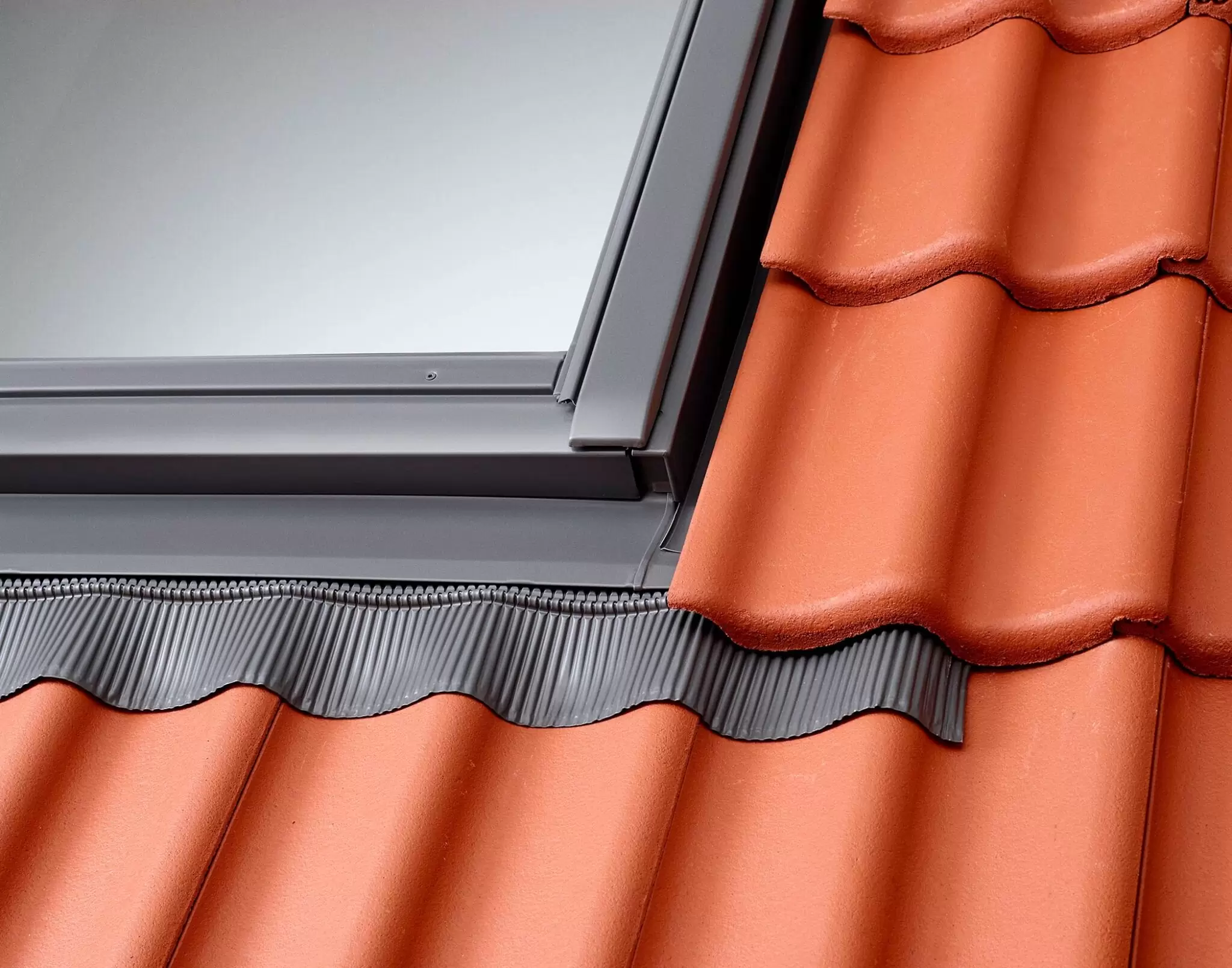 Слайд #3 | Оклад Velux EDZ для профилированного кровельного материала до 45 мм